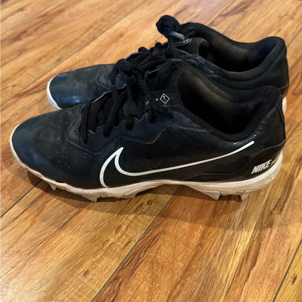 Nike Men's Black and White baseball cleats